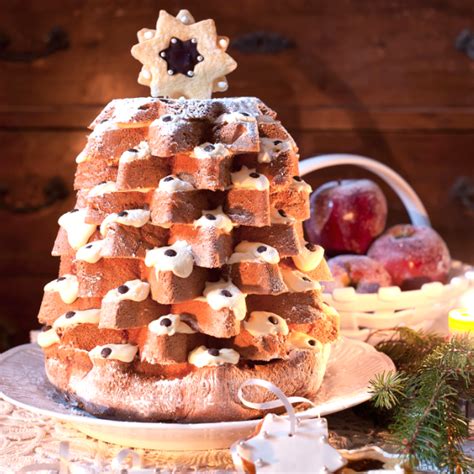 Pandoro decorato con zucchero a velo