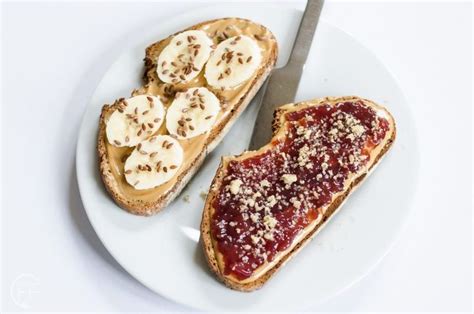 Pane con burro di arachidi e marmellata