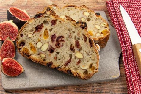Pane con frutta secca