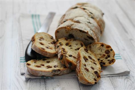 Pane con uvetta fatto in casa