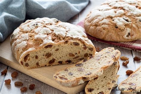 Pane con uvetta pronto per essere infornato
