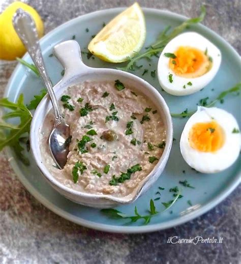Panini con salsa tonnata e uovo sodo