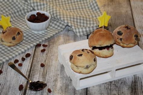 Panini dolci con uvetta pronti