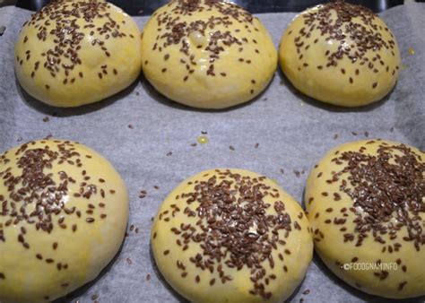 Panini per hamburger pronti per essere infornati