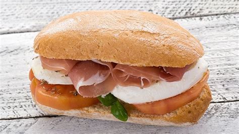 Panino con Prosciutto Crudo, Miele e Formaggio Cremoso