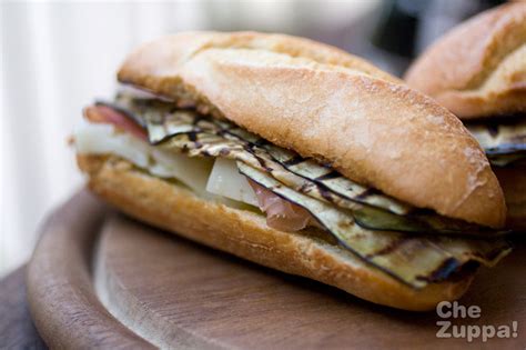 Panino con Salsiccia e Melanzane