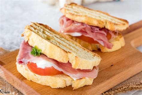 Panino con avocado e prosciutto crudo