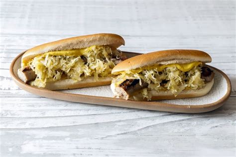 Panino con crauti e salsiccia