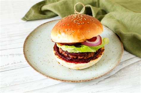 Panino con hamburger vegetale e barbabietola