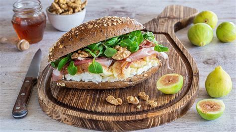 Panino con ingredienti vari