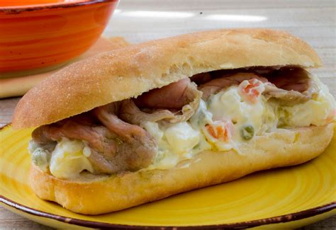Panino con insalata russa e roast beef