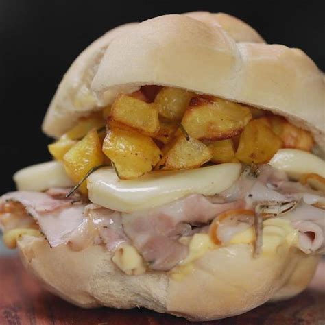 Panino con porchetta e patate