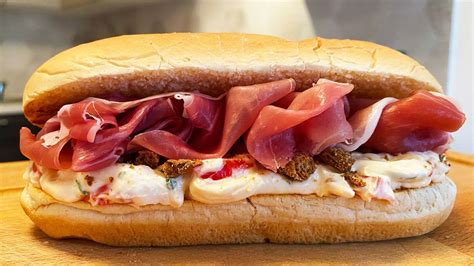 Panino con prosciutto crudo e noci