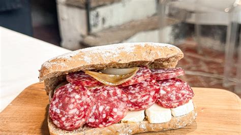 Panino con salame Milano e formaggio spalmabile