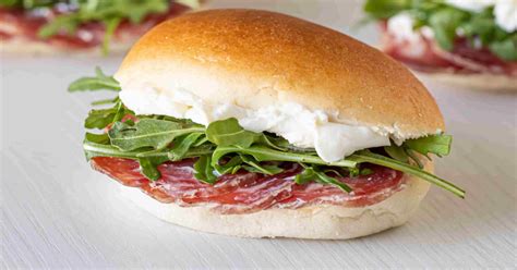 Panino con salame e rucola