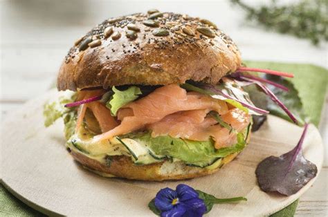 Panino con salmone affumicato e avocado