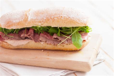 Panino con salsa tonnata e roast beef