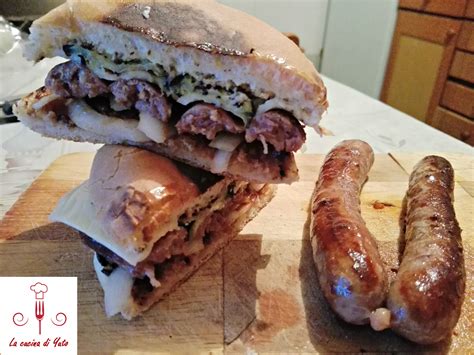 Panino con salsiccia di Bra, toma e cipolla caramellata
