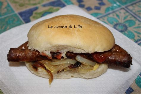 Panino con salsiccia e cipolla caramellata