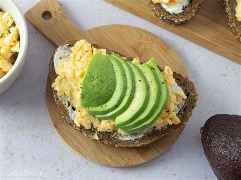 Panino con uova strapazzate