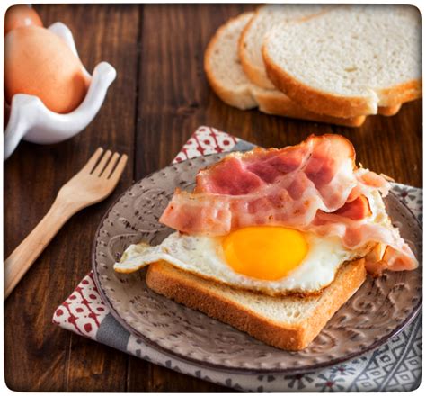 Panino con uovo e pancetta pronto da gustare