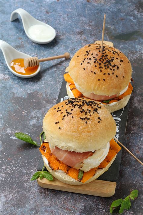 Panino con zucca, tapenade, emmental e salame