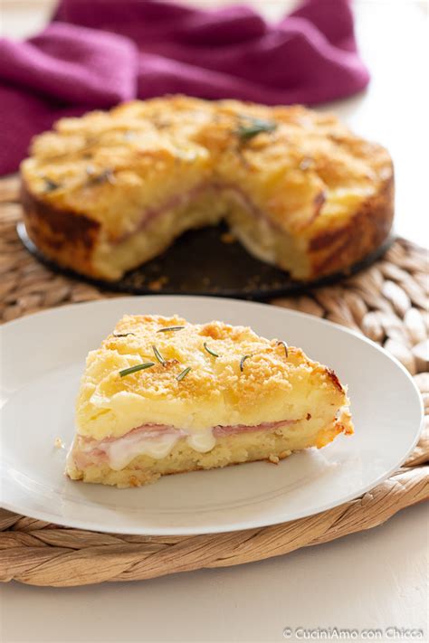 Panino di patate con prosciutto e formaggio