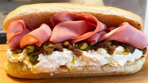 Panino gourmet con mortadella