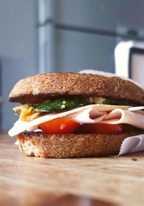 Panino integrale con fesa di tacchino e verdure