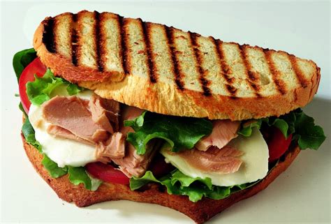 Panino tonno pomodoro mozzarella