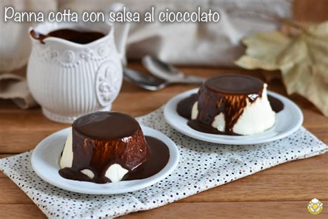 Panna cotta con salsa al cioccolato