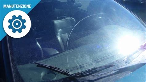 Parabrezza auto danneggiato con graffi e scheggiature