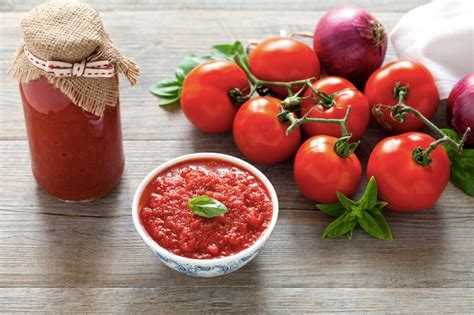 Passaggi per la preparazione della passata di pomodoro