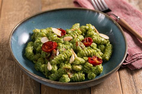 Pasta Fredda con Pesto di Rucola e Pomodorini Confit