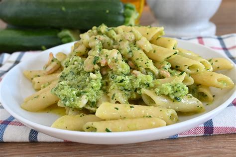 Pasta O’ Sole Mio con pesto di pistacchi, zucchine, gamberetti e pomodorini