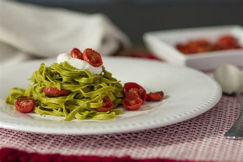 Pasta Paglia e Fieno con Funghi e Pomodorini Confit