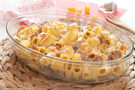 Pasta al forno con peperoni e salsiccia