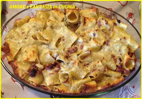 Pasta al forno con salsiccia e carciofi