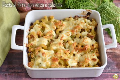 Pasta al forno con verza e salsiccia