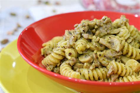 Pasta al pesto di pistacchi con salsiccia