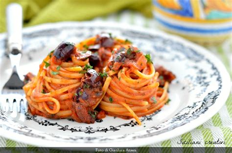 Pasta al sugo con olive nere