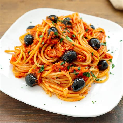 Pasta alla puttanesca con tonno
