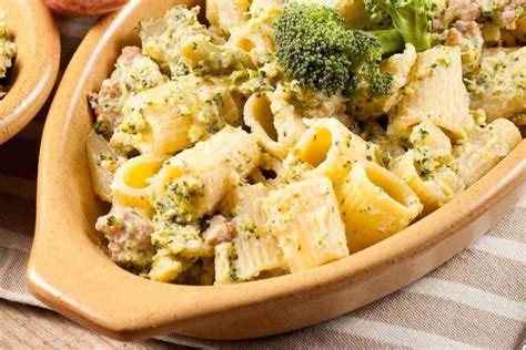 Pasta broccoli e salsiccia gratinata