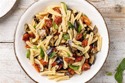 Pasta con Melanzane e Acciughe