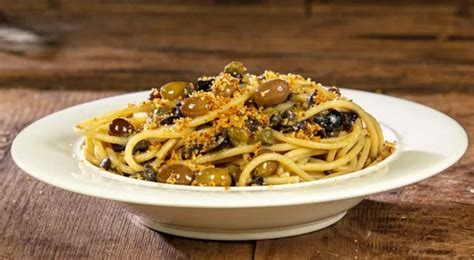 Pasta con Olive e Capperi