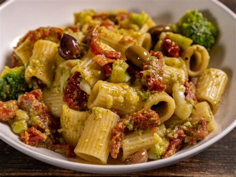 Pasta con Pomodori Secchi e Olive Taggiasche