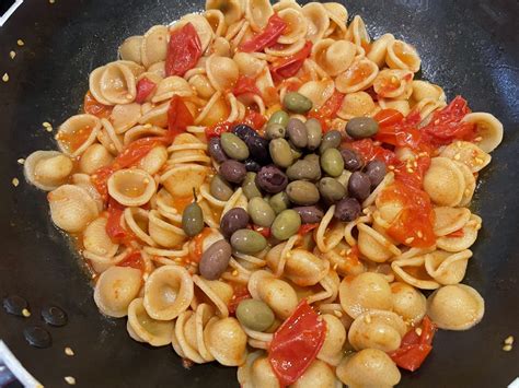Pasta con Pomodorini e Olive Taggiasche
