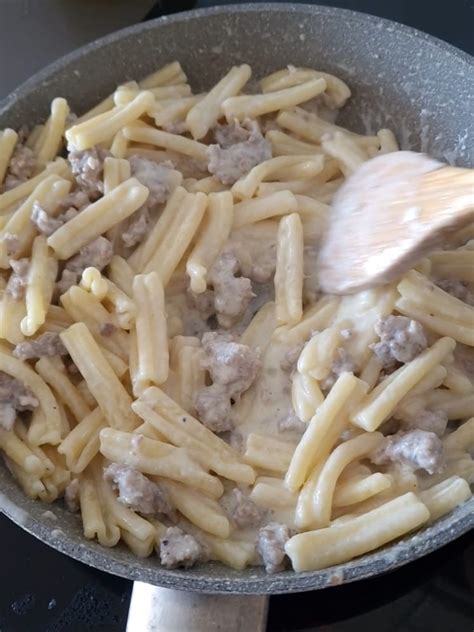 Pasta con Stracciatella e Salsiccia