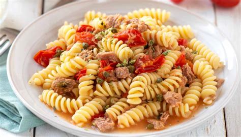 Pasta con Tonno, Pomodorini e Olive