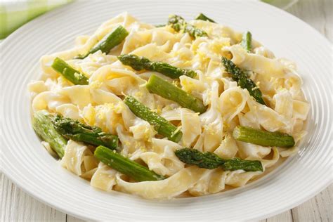 Pasta con asparagi e panna